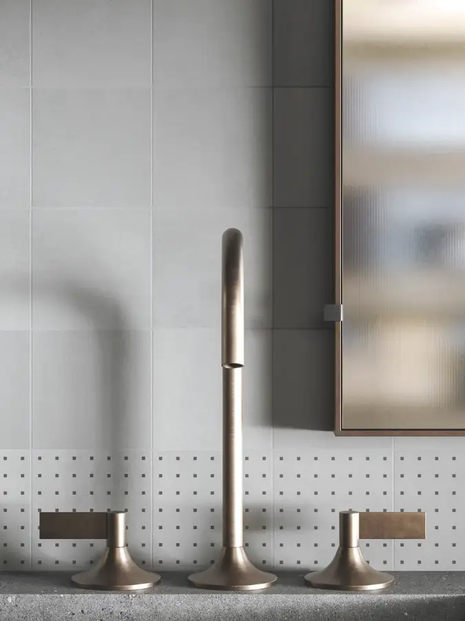 Pared de baño hecha con azulejo efecto cemento