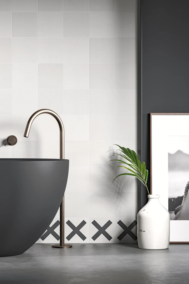 Pared del baño con baldosas de cemento blanco
