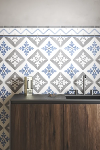 Pared de cocina con azulejos en varios colores