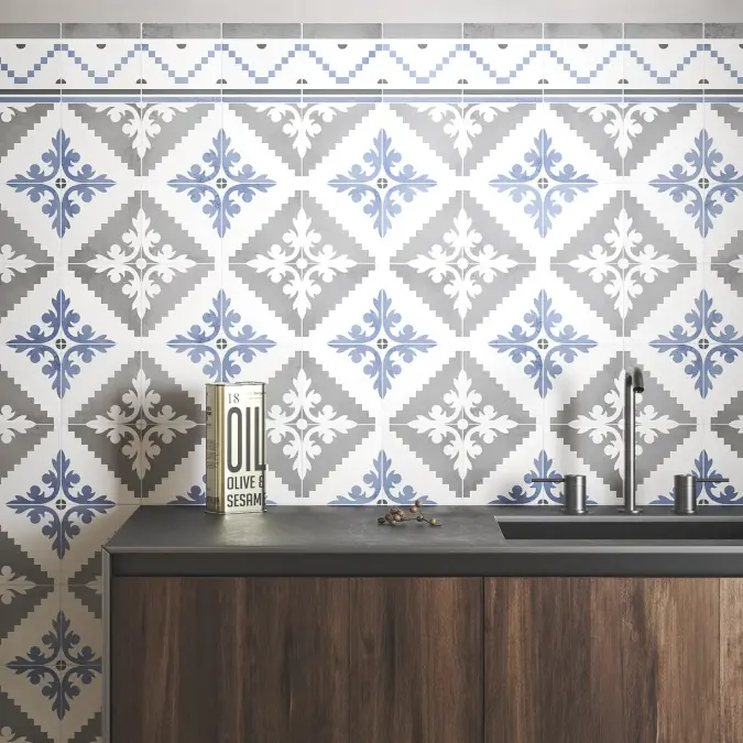 Pared de cocina con azulejos en varios colores