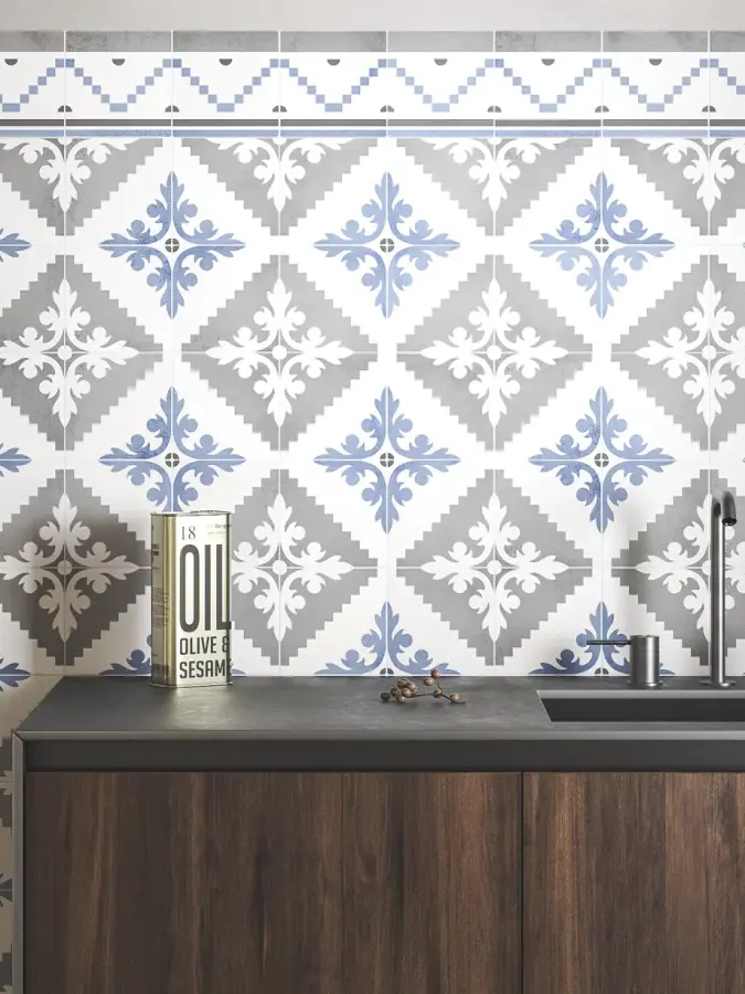 Pared de cocina con azulejos en varios colores